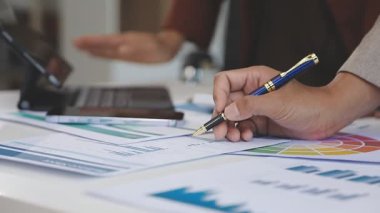 Bilgisayarda çalışan iş adamını kapatın.