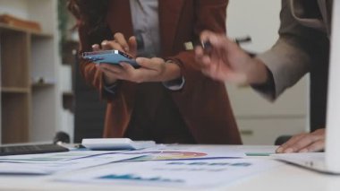 yeni bir proje üzerinde çalışırken iş takım.