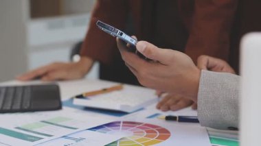 yakın plan - Ofiste akıllı telefon ve dizüstü bilgisayarla çalışan iş adamı