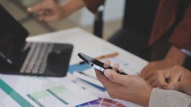 yakın plan - Ofiste çalışan iş adamlarının akıllı telefonları.