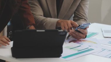 Genç işadamları mali tablolarla çalışıyorlar..