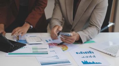 Finans verilerini hesaplamak için hesap makinesi kullanan iş adamı.