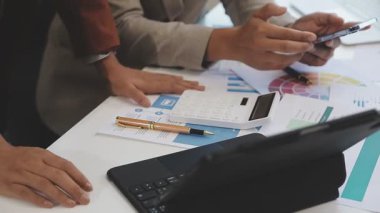 Grafikli hesap makinesi ve dizüstü bilgisayar kullanarak işadamlarının ellerini kapat