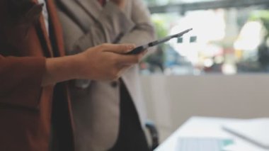 Dijital tablet ile işadamı