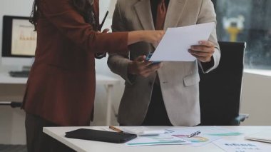 İş adamları ofiste yeni planı tartışıyor.