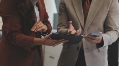 iş kadını tablet üzerinde çalışırken cep telefonu kullanıyor