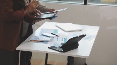 Ofiste çalışan bir iş adamı. Takım çalışması kavramı