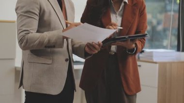 İş adamı iş yerindeki belgelerle tartışıyor.