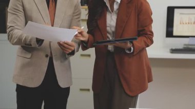 Modern ofisteki iş adamları