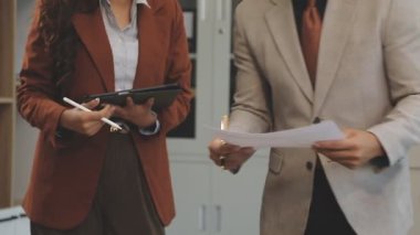 Genç işadamı ofiste çalışıyor, tablet bilgisayar kullanıyor.