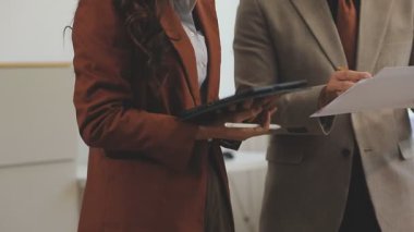 iş kadını ile dijital tablet