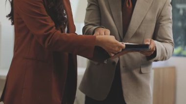 İş adamları yeni iş planını tartışıyor