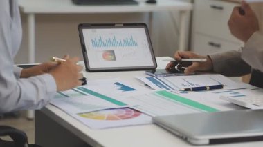 Ofiste çalışan iş adamı