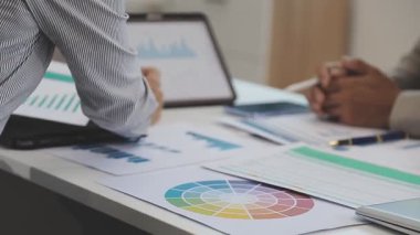 Ofiste çalışan iş adamları