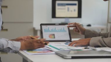 Belgeler ve dizüstü bilgisayarlarla çalışan iş adamları