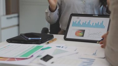 bir tablet üzerinde çalışan iş takım