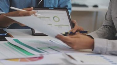 İş adamı ve kadın ofiste çalışıyor.