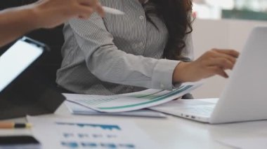 iş kadını tablet kullanma