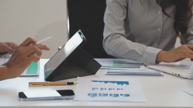 İş ekibi birlikte çalışıyor.