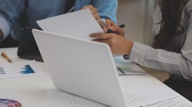 projede çalışan iş adamı