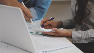 Ofiste birlikte çalışan iş adamları
