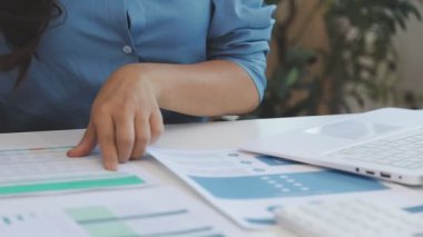 Ofiste dizüstü bilgisayar kullanan genç iş kadınının görüntüsünü kapat.