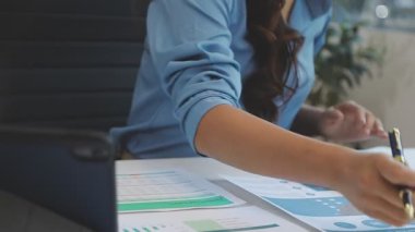 Ofiste Çalışan Genç Kadının Kapanışı