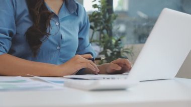 ofiste dizüstü bilgisayar üzerinde çalışan iş adamları.