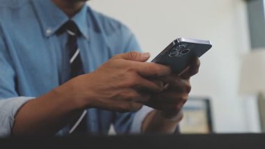 Akıllı telefon kullanarak genç adamın elini kapat.