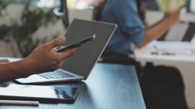 Cep telefonu kullanan işadamını kapat