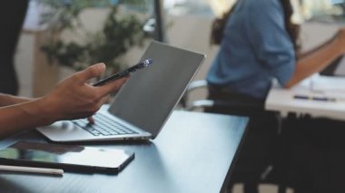 Kapat. İş ekibi yeni bir projeyi tartışıyor