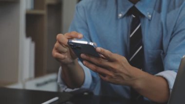 Akıllı telefon ve mesaj tutan iş adamı