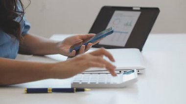 Genç iş kadını ofiste tablet ile çalışma