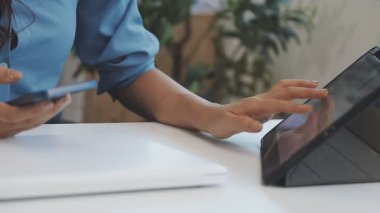 İşadamı tableti tutuyor ve dijital tablete işaret ediyor