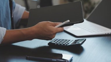 Cep telefonu kullanan iş adamı