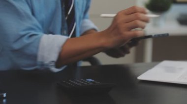 Ofisinde kalem yazan iş adamı..