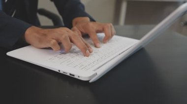 Ofiste bilgisayarla çalışan bir işadamı