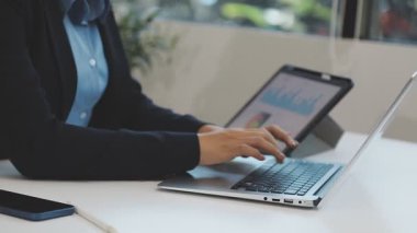 İş kadını çalışmak için dizüstü bilgisayar kullanıyor.