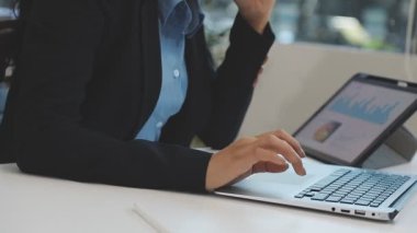 işkadını dizüstü ve tablet ile