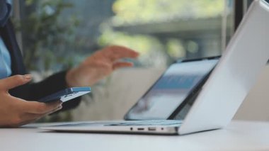 Ofiste dizüstü bilgisayarda çalışan bir iş adamı.