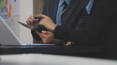 İş adamları iş ve mali tabloları tartışıyor