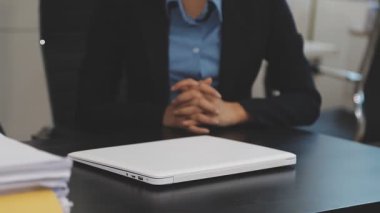 İşadamı elinde belgeler ve kalemle bir tablet tutuyor.