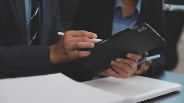 İş adamları modern ofiste toplanıyor.