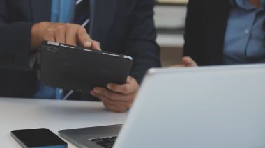 Ofiste dizüstü bilgisayar kullanan bir iş adamı