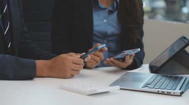 iş adamı kullanarak dizüstü bilgisayar ve akıllı telefon