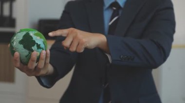 Küreyi elinde tutan iş adamı, küresel ısınma