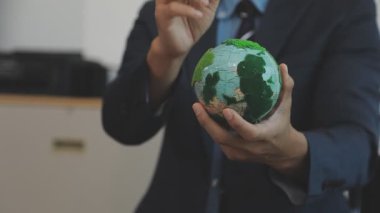 Elinde küreyle iş adamı