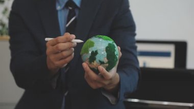 Elinde küreyi tutan bir iş adamı.