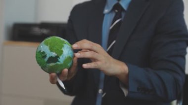 Dünya 'yı tutan iş adamı