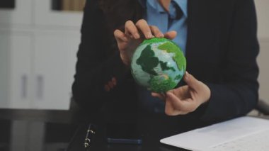 Küreyi elinde tutan iş kadını, küresel ısınma kavramı